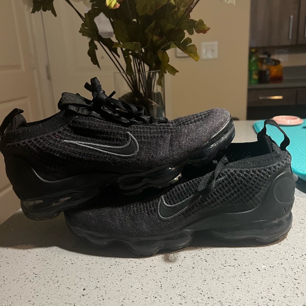 Black Youth Vapormax size: 7Y or 8.5 Women